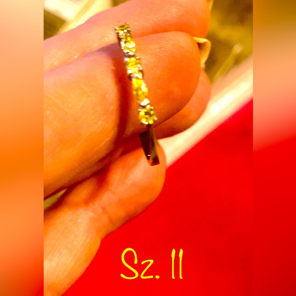 LADIES 925 STERLING SILVER RING WITH YELLOW STONES NICELY CUT.